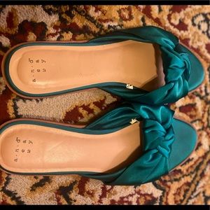Very gently used Green Bow Flats sz 8